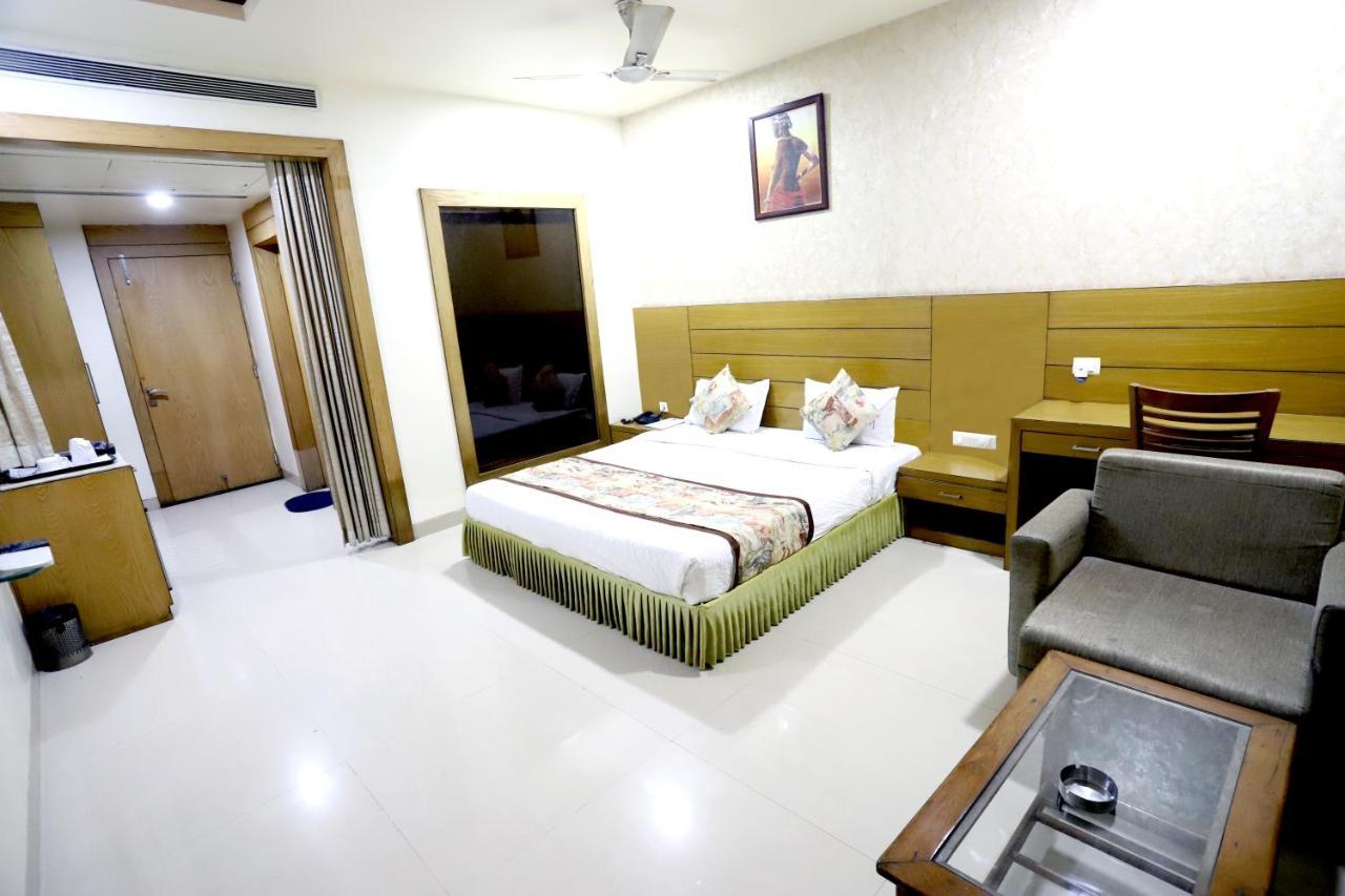 Hotel Blue Pearl Бопал Екстериор снимка