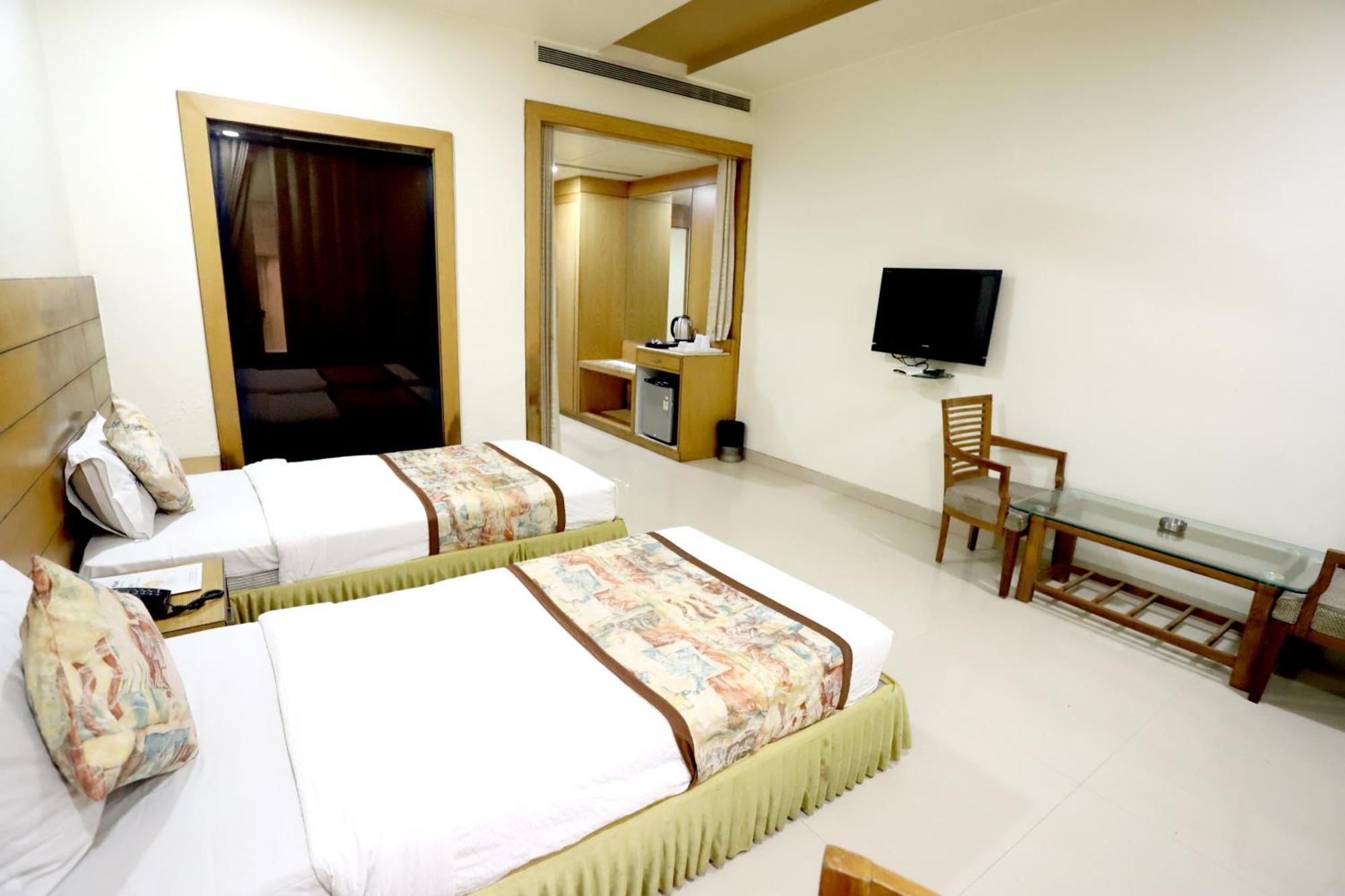 Hotel Blue Pearl Бопал Екстериор снимка